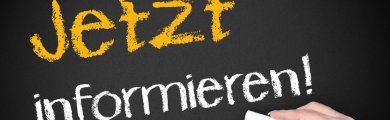 Symbolbild Information Eine Hand schreibt mit Kreide Jetzt informieren an eine Tafel