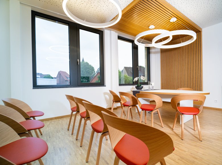 Trauzimmer im Standesamt Blick ins Trauzimmer des Standesamtes. Im Vordergrund steht der Tisch mit Deko für das Brautpaar, im Hintergrund beige Bestuhlung für die Gäste.