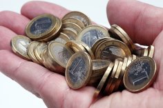 Symbolbild Geld Nahaufnahme einer Hand mit vielen 1-Euro-Stücken