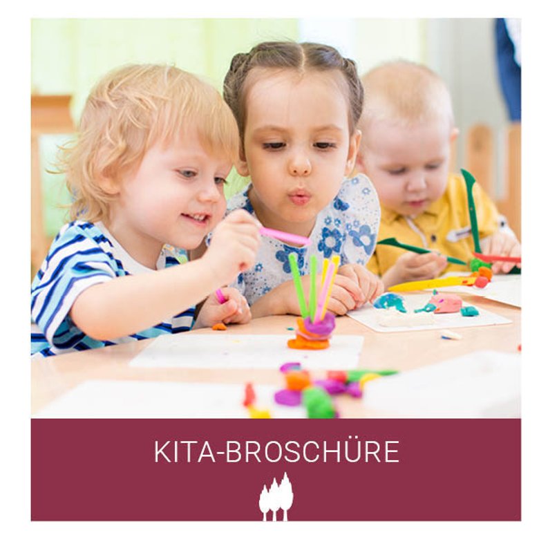 Titelbild Kita-Broschüre Titelbild Kita-Broschüre. Foto zeigt drei Kleinkinder am Tisch beim Spielen. Darunter roter Balken mit weißer Schrift Kita-Broschüre