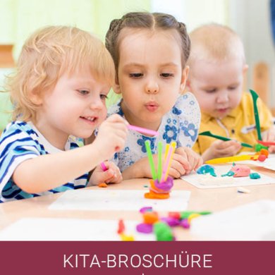 Titelbild Kita-Broschüre Titelbild Kita-Broschüre. Foto zeigt drei Kleinkinder am Tisch beim Spielen. Darunter roter Balken mit weißer Schrift Kita-Broschüre