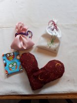 Genähte Duftsäckchen in unterschiedlichen Formen liegen auf einem Tisch