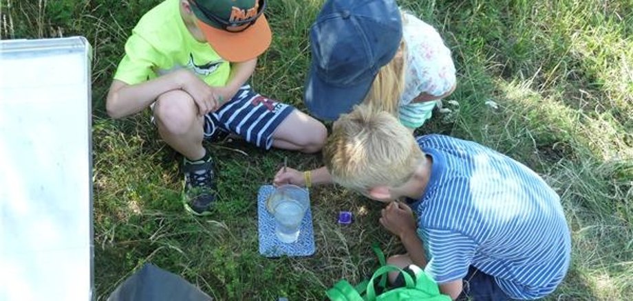 Ferienpass Energieforscher 3 Kinder experimentieren vor einem Windkraftrad