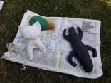 3 gebastelte Gipstiere liegen zum Trocknen auf einer Zeitung