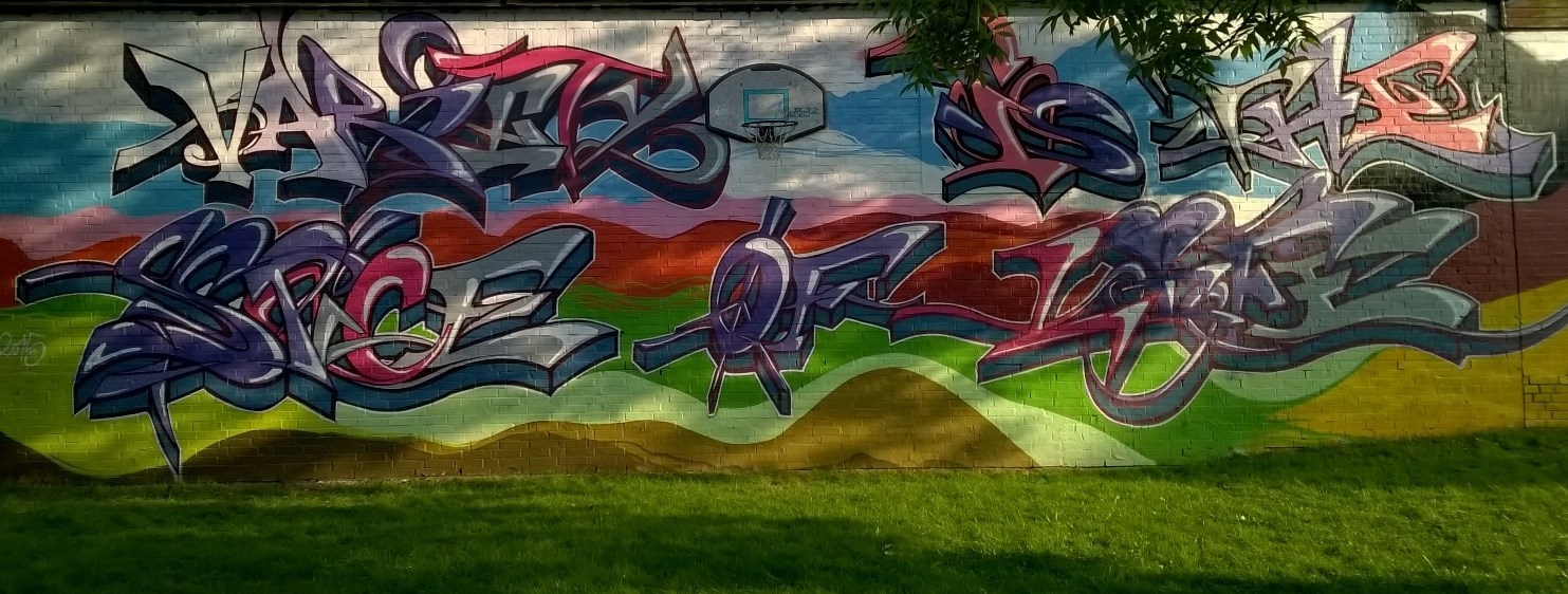 Rückwand des Jugendhauses verziert mit buntem Graffitti