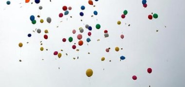 Zahlreiche bunte, in den Himmel aufsteigende Luftballons