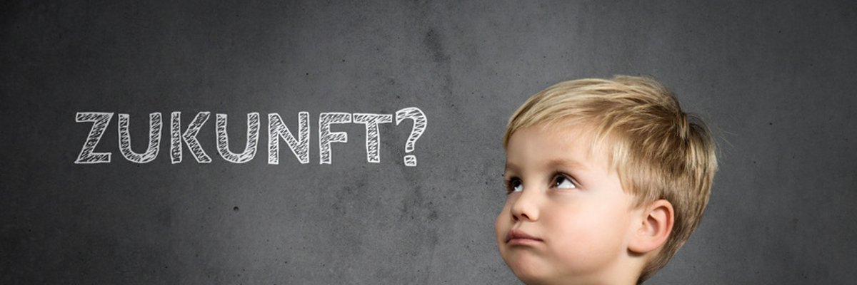 Symbolbild Zukunft Ein Junge schaut nach oben links zu einer Tafel. Auf der steht das Wort Zukunft?
