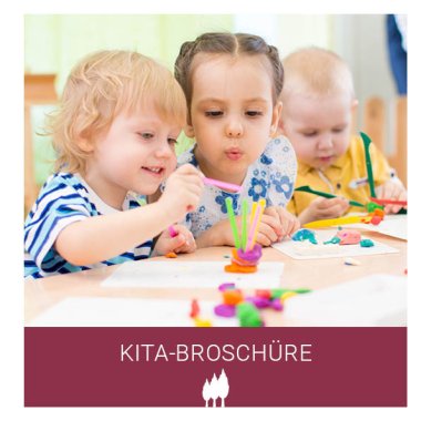 Titelbild Kita-Broschüre. Foto zeigt drei Kleinkinder am Tisch beim Spielen. Darunter roter Balken mit weißer Schrift Kita-Broschüre