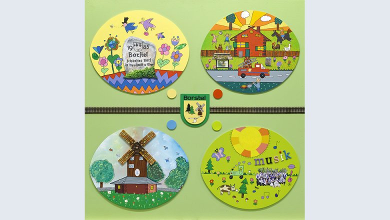 Acryl, Fotocollage, Assemblage auf Holz. Vier Kreise mit Sehenswürdigkeiten des Dorfes, in der Mitte das Ortswappen , alles auf hellgrünem Hintergrund