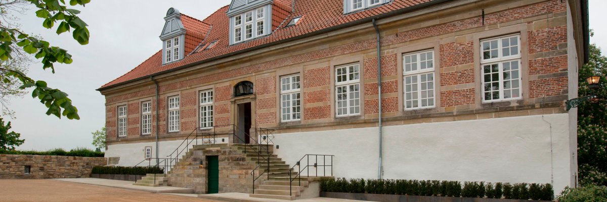 Schloss Landestrsot Blick auf den Hauteingang des Schlosses.