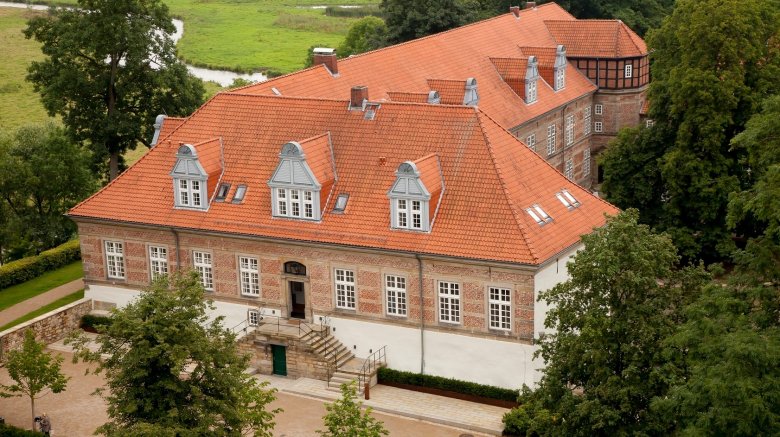 Aufnahme des Schlosses von oben. Zu sehen ist der Haupteingang (Nordseite) mit den dahinter liegenden Ostflügel.