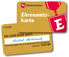 Vorder- und Rückseite der goldenen Ehrenamtskarte des Landes Niedersachsen.