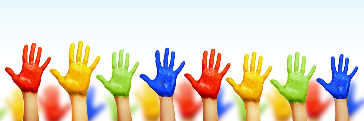 Symbolbild Vielfalt Hände, die mit Farbe bunt gefärbt wurden, werden in den Himmel gestreckt.