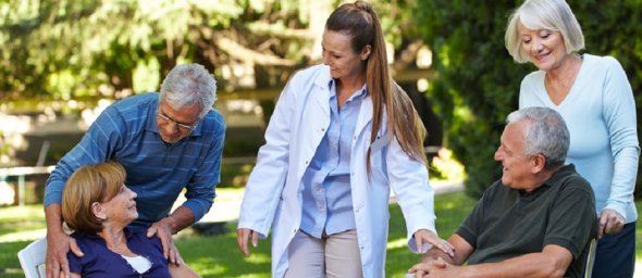 Viele Senioren im Garten eines Pflegeheims Viele Senioren im Garten eines Pflegeheims