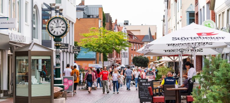 Blick in die Fußgängerzone in Neustadt mit zahlreichen Menschen.