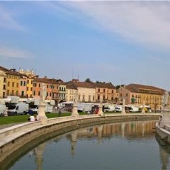 Fluss und Gebäude in Italien