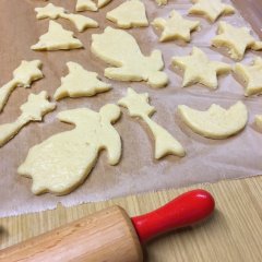 ausgestochene Weihnachtsplätzchen auf dem Tisch liegend