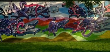 Rückwand des Jugendhauses verziert mit buntem Graffitti