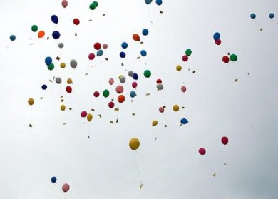 Zahlreiche bunte, in den Himmel aufsteigende Luftballons 