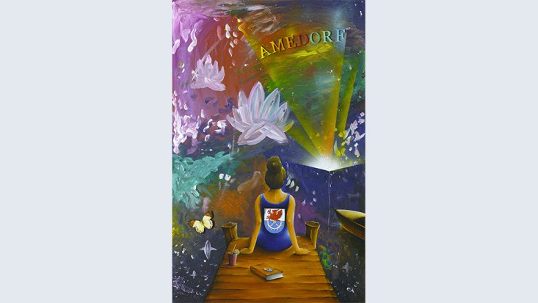Bild Amedorf Malrei: eine junge Frau in einem blauen Badeanzug sitzt auf einem Steg. Auf ihrem Rücken ist das Ortswappen zu sehen. Sie blivkt auf einen stilisierten See mit Seerosen bei Nacht.