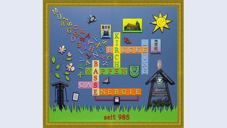 Bild Basse Acryl, Fotocollage, Assemblage auf Holzplatte: Ein Kreuzworträtsel verleitet zum Entdecken der Ortschaft Basse, unteerer Bildrand: grünes Grad, dunkelblauer Hintergrund