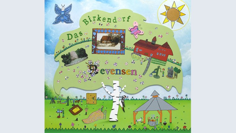 Bild Bevensen Acryl, Fotocollage, Assemblage auf Holz: Hauptmotiv ist eine Birke auf einer Wiese, ergänzt um Motive aus der Ortschaft