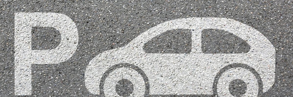 Symbolbild Parken weiße Piktorgramme eines P udn eines Autos auf grauem Hintergrund.