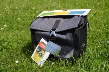 Lenkertasche schwarz schwarze Lenkertasche steht auf einer grünen Wiese