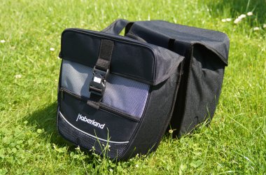 Tasche für Gepaäckträger schwarz eine schwarze Tasche für den Fahrradgepaäckträger steht auf einer grünen Wiese