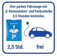 Aufkleber mit einer Parkscheibe und einem Autopiktogramm, aus dem ein Stromkabel herausguckt.