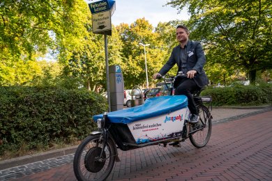 Lastenrad Hannah Der Bürgermeister Dominic Herbst fährt auf einem lastenrad der Initiative Hannah durch die Innenstadt.