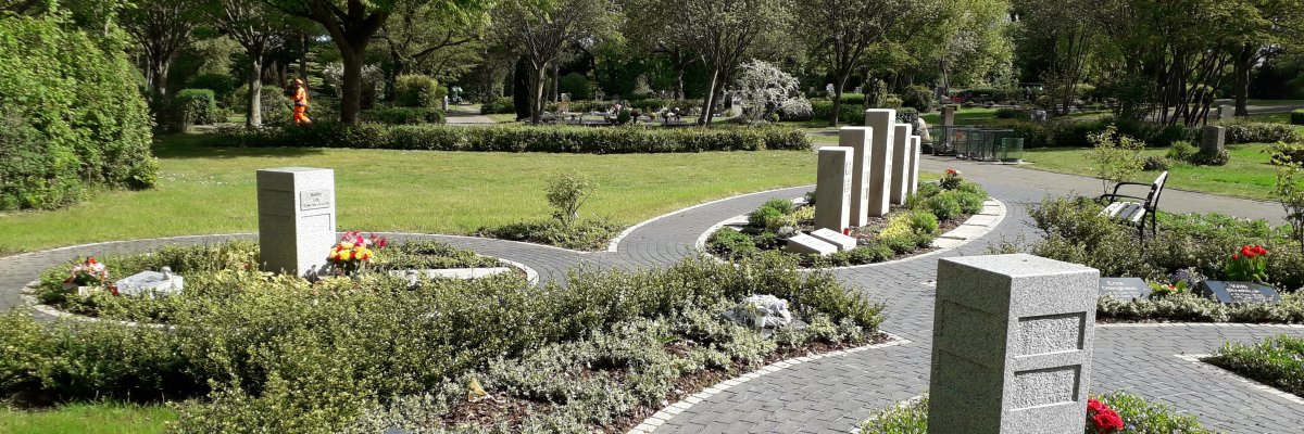 Friedhof Lüningsburg Blick auf den städtischen Friedhof Lüningsburg und verschiedenen Urnengrabanlagen.
