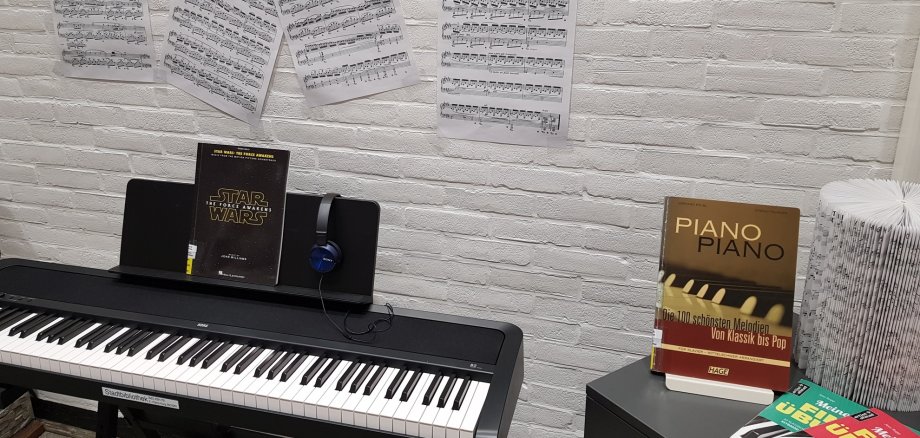Klavier in der Stadtbibliothek