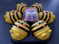 Bienenfarbige kleine Roboter in käferform