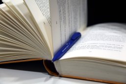 Aufgeschlagenes Buch, Kugelschreiber