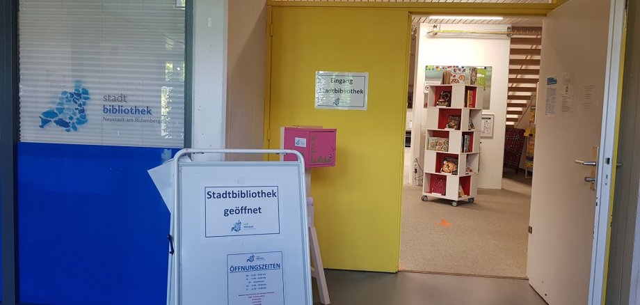 Eingang der Stadtbibliothek