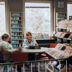 Leseecke in der Bibliothek, Kassetten- und CD-Regal