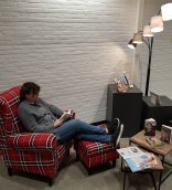 Lesende Frau in einem Ohrensessel in der Stadtbibliothek