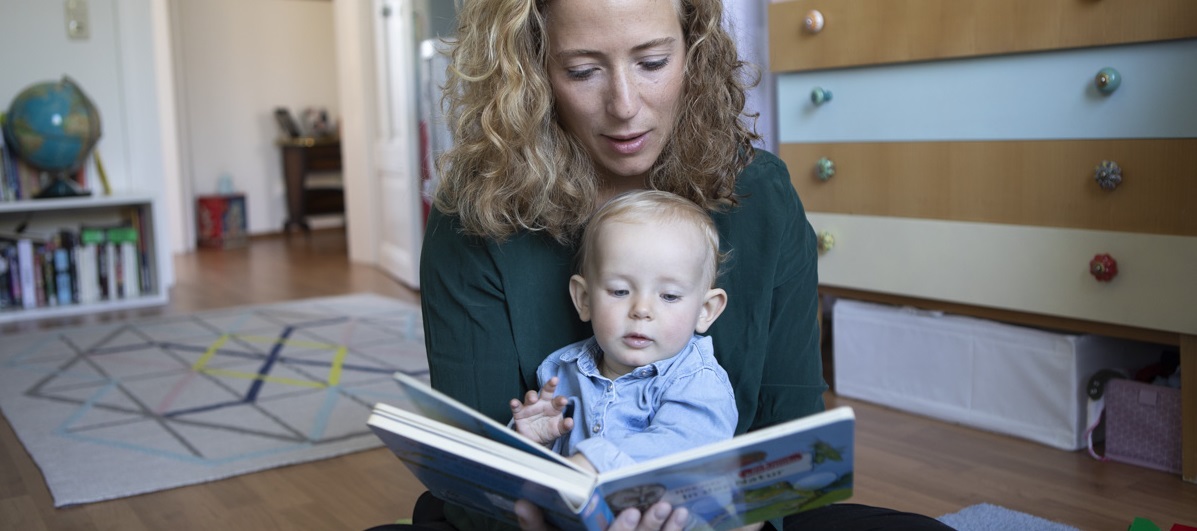 Mutter liest einem Kleinkind vor
