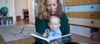 Mutter liest einem Kleinkind vor