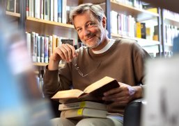 Herr, lesend, in der Stadtbibliothek