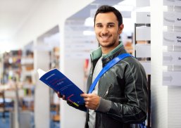 Student in der Stadtbibliothek