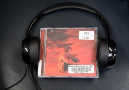 Musik-CD mit Kopfhörern