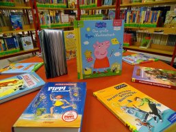 Runder Tisch mit Büchern für Leseanfänger