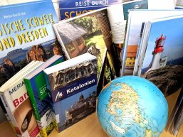 Verschiedene Reiseführer und ein Globus