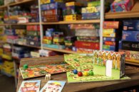 Gesellschaftsspiel auf einem Tisch und Regal mit Spielkartons