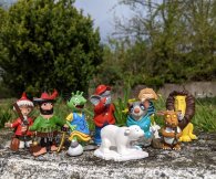 Tonie-Figuren auf einer Wiese