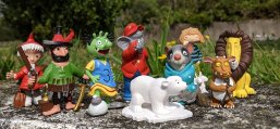 Tonie-Figuren auf einer Wiese