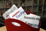 Tageszeitungen in einem roten Korb