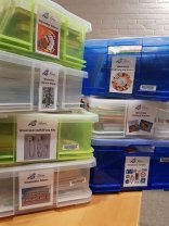 Wissensboxen, Bücherboxen-Stapel in der Stadtbibliothek